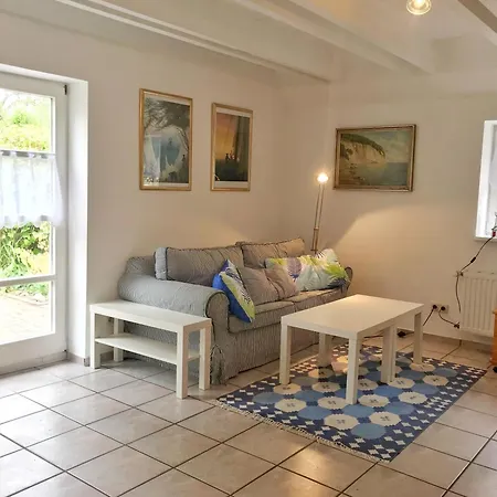 Kleine Reetgedeckte Doppelhaushaelfte In Idyllischer Lage Nardevitz