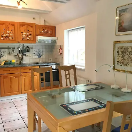 Kleine Reetgedeckte Doppelhaushaelfte In Idyllischer Lage *