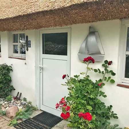 Kleine Reetgedeckte Doppelhaushaelfte In Idyllischer Lage